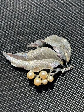 Vintage Sarah Coventry Silver Tone Faux Pearl Leaf Brooch Pin